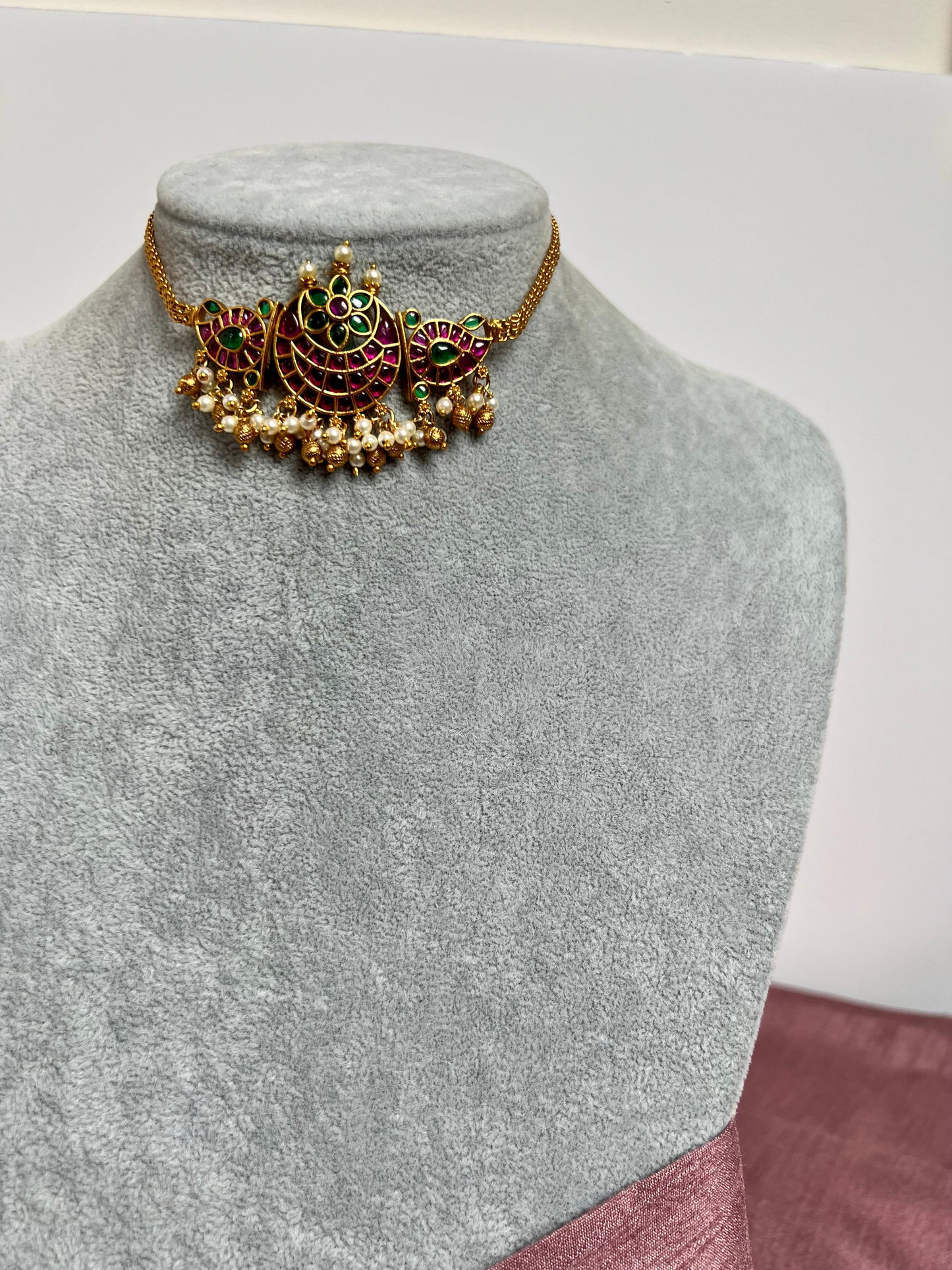 SAISHA - Traditional small kemp half moon choker in rubygreen with small earrings N3112