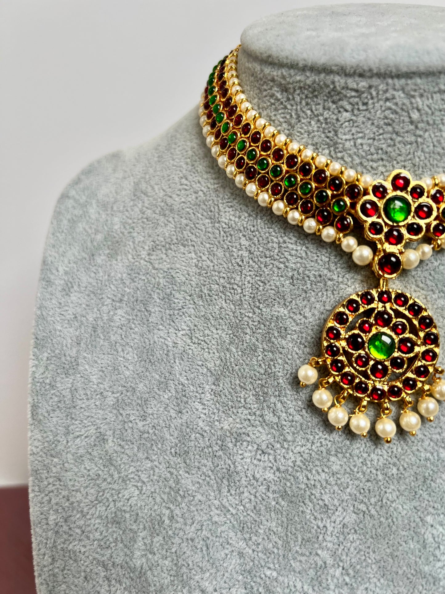 PRISHA - Kemp stoned rubygreen short necklace with white pearls N3102