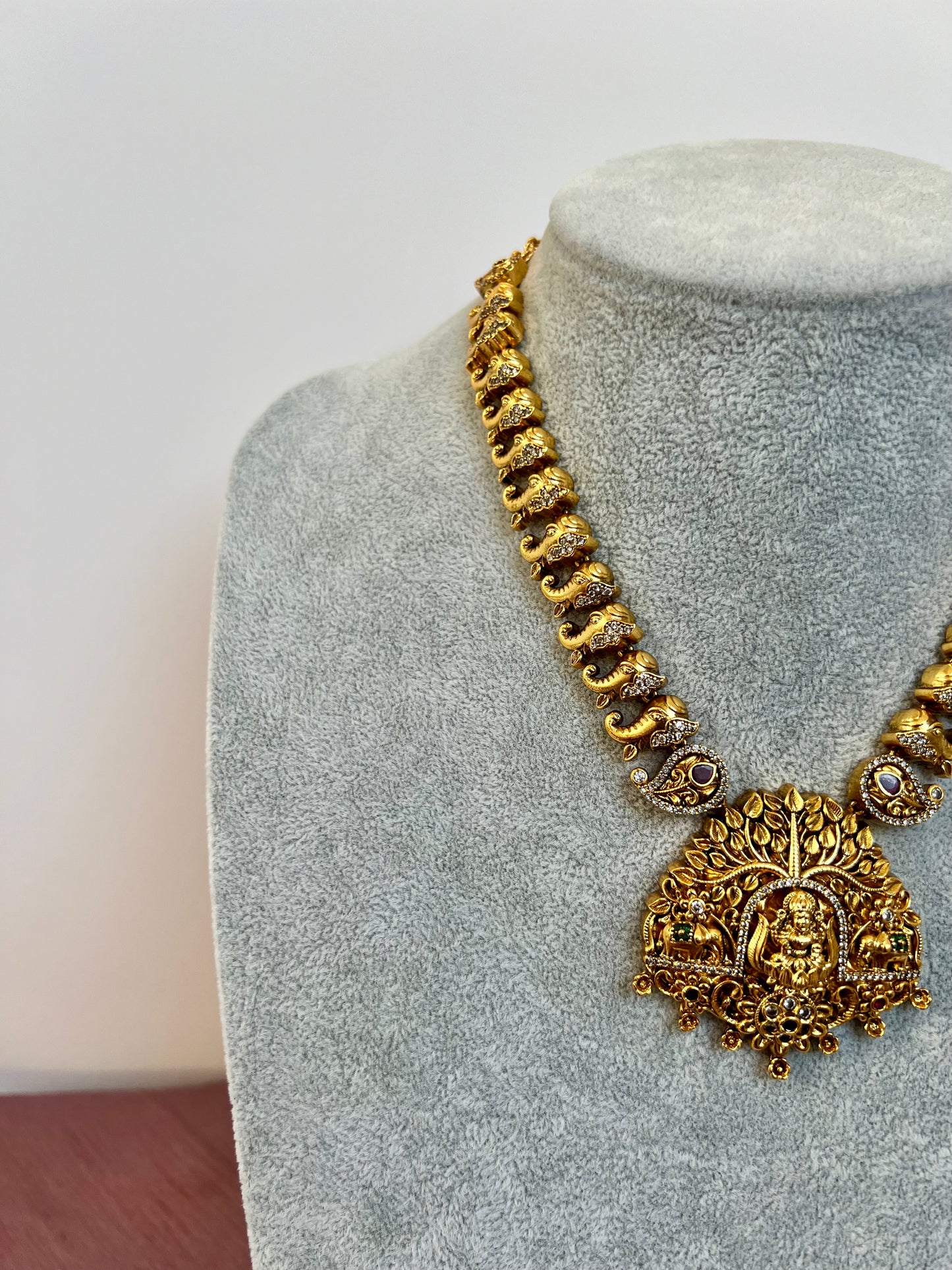 AVARI - Antique temple short chain necklace with white small white stones and ruby gems N3033