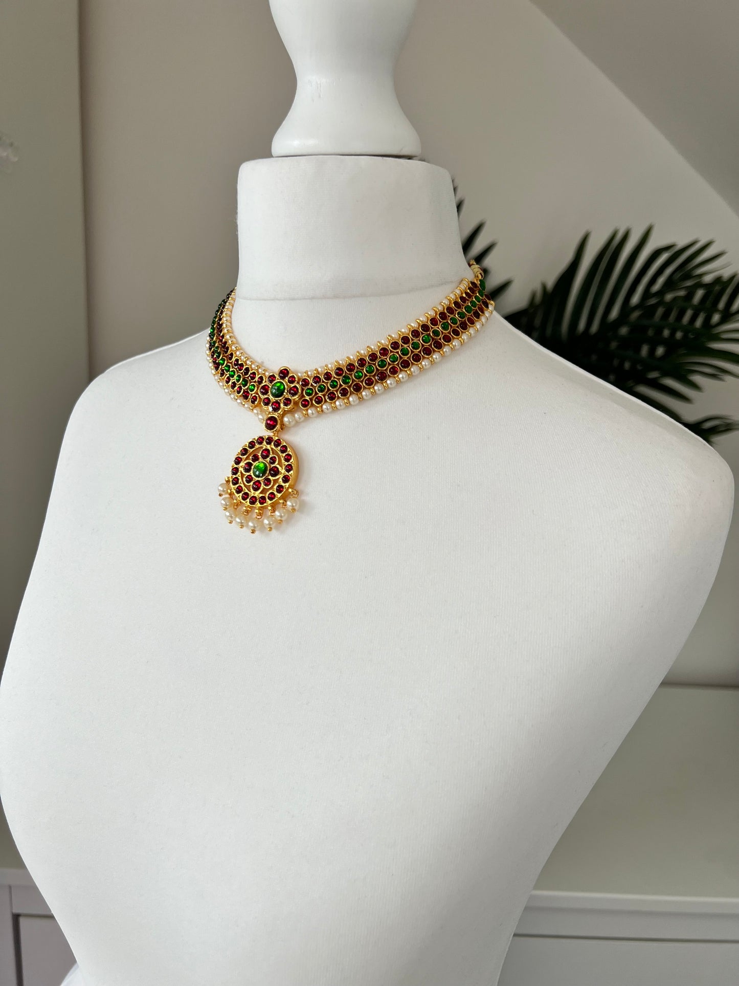 PRISHA - Kemp stoned rubygreen short necklace with white pearls N3102