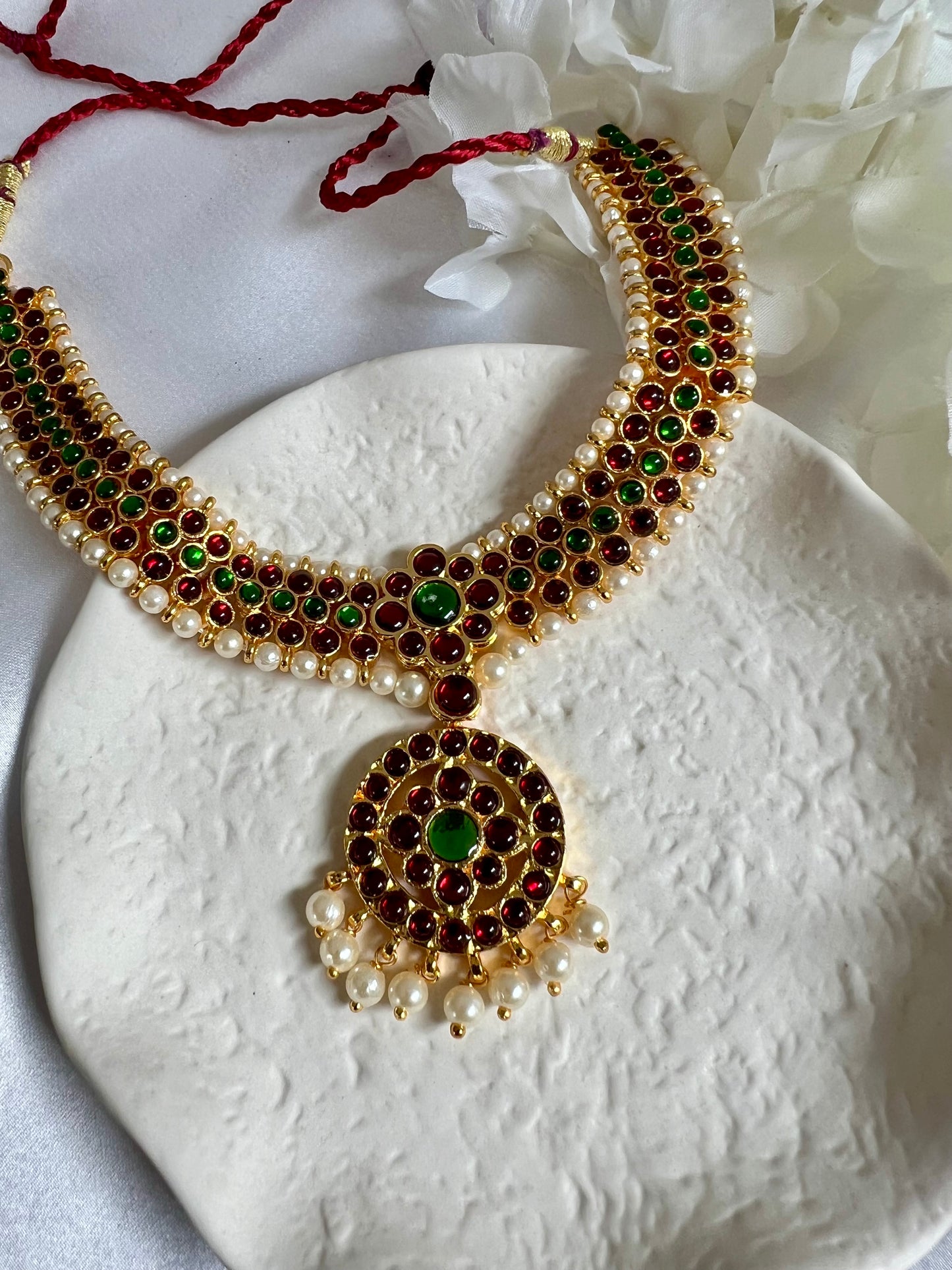 PRISHA - Kemp stoned rubygreen short necklace with white pearls N3102