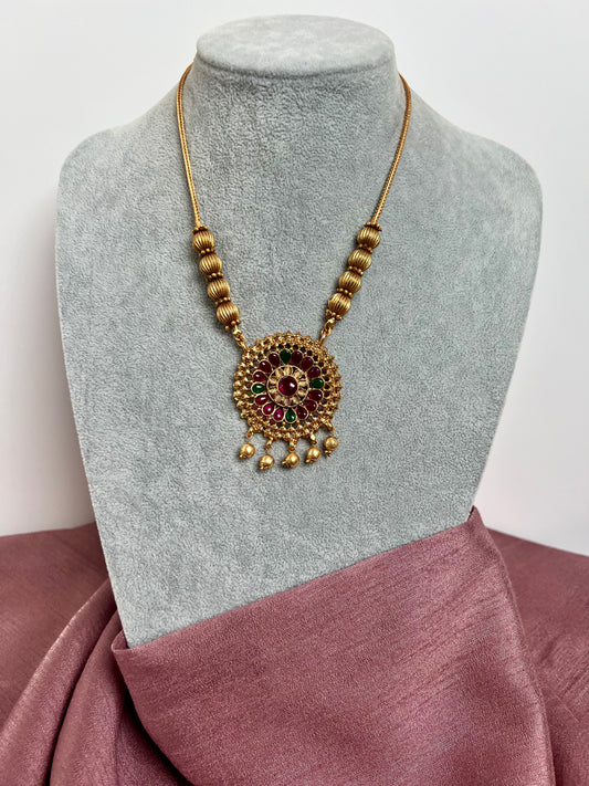 KABI - Short golden rubygreen round pendant necklace set with matching earrings N3005