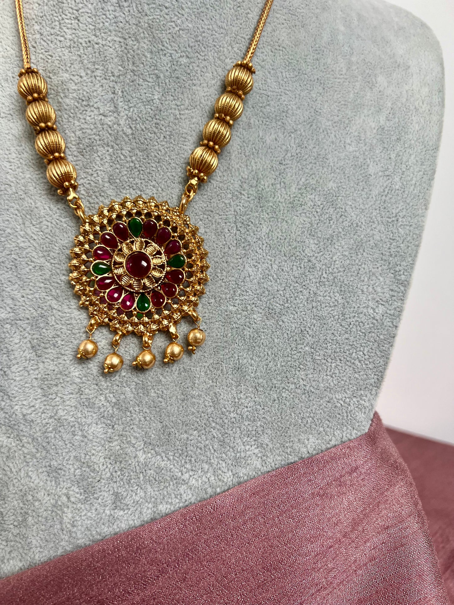 KABI - Short golden rubygreen round pendant necklace set with matching earrings N3005