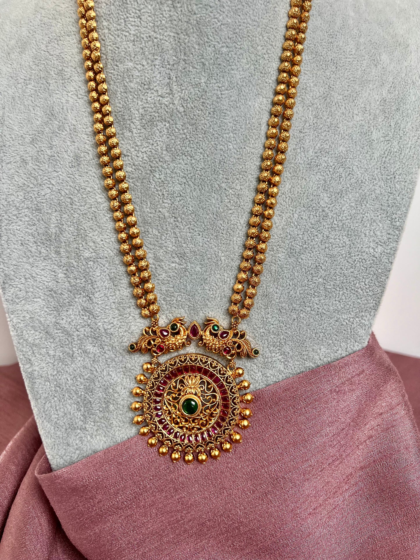 LALITHA - Antique matte gold necklace set in rubygreen with matching stud earrings N3016