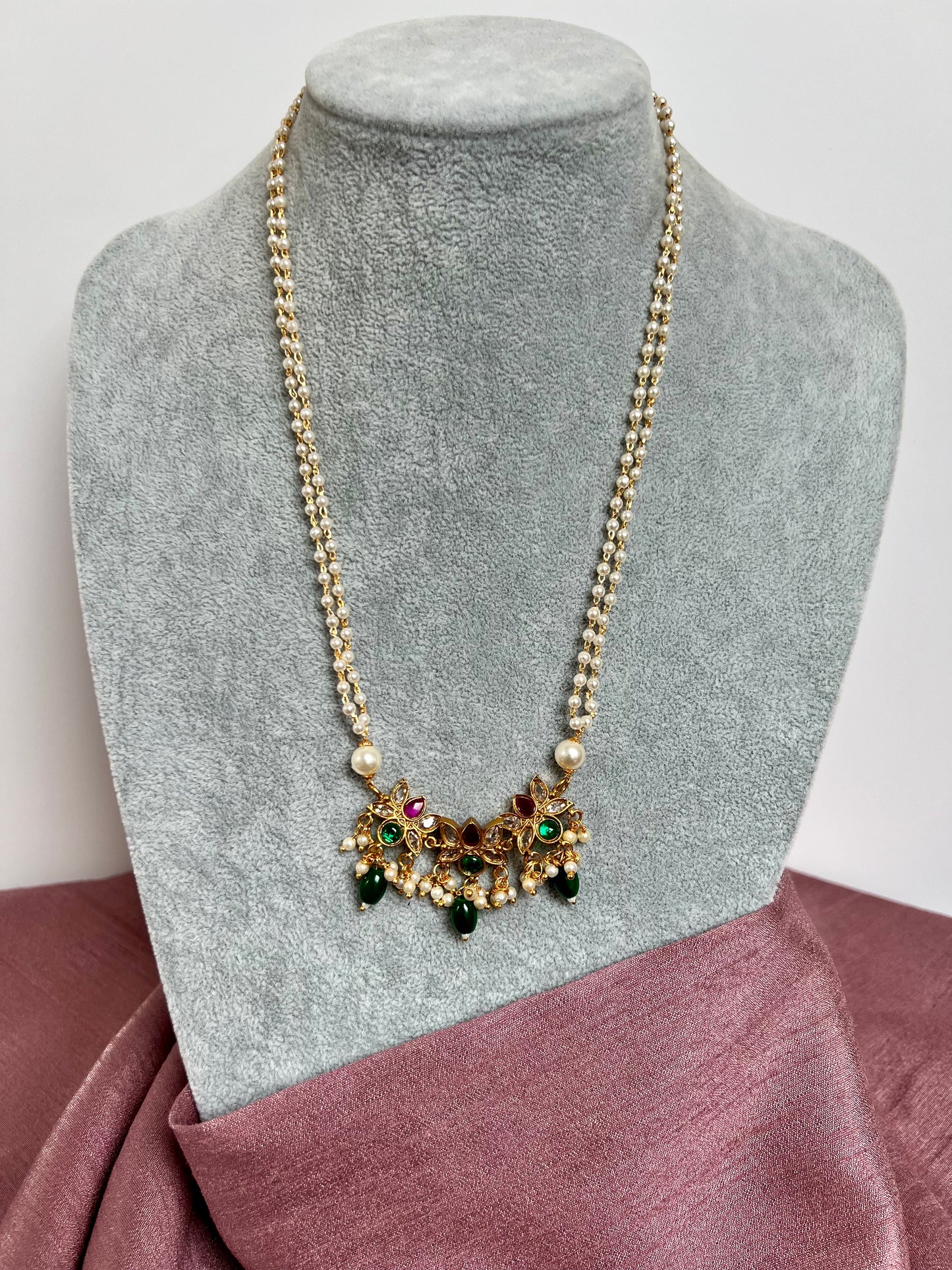 LALI - Short lotus motif necklace in rubygreen with a pearl chain and matching earrings N3009