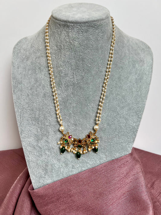 LALI - Short lotus motif necklace in rubygreen with a pearl chain and matching earrings N3009