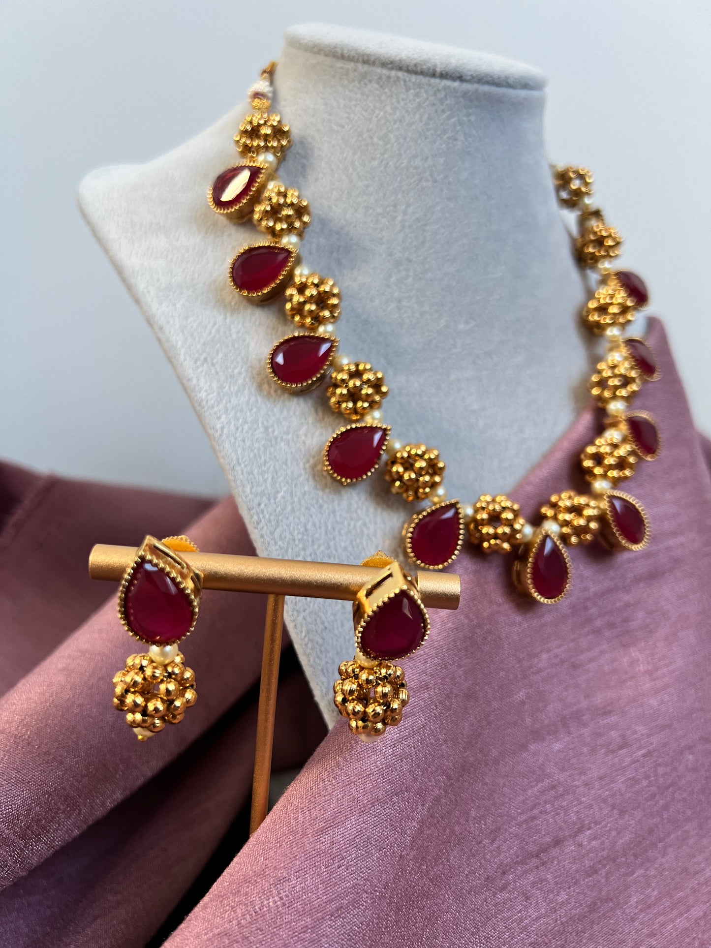 Short chain rubygold necklace with matching earrings N3008