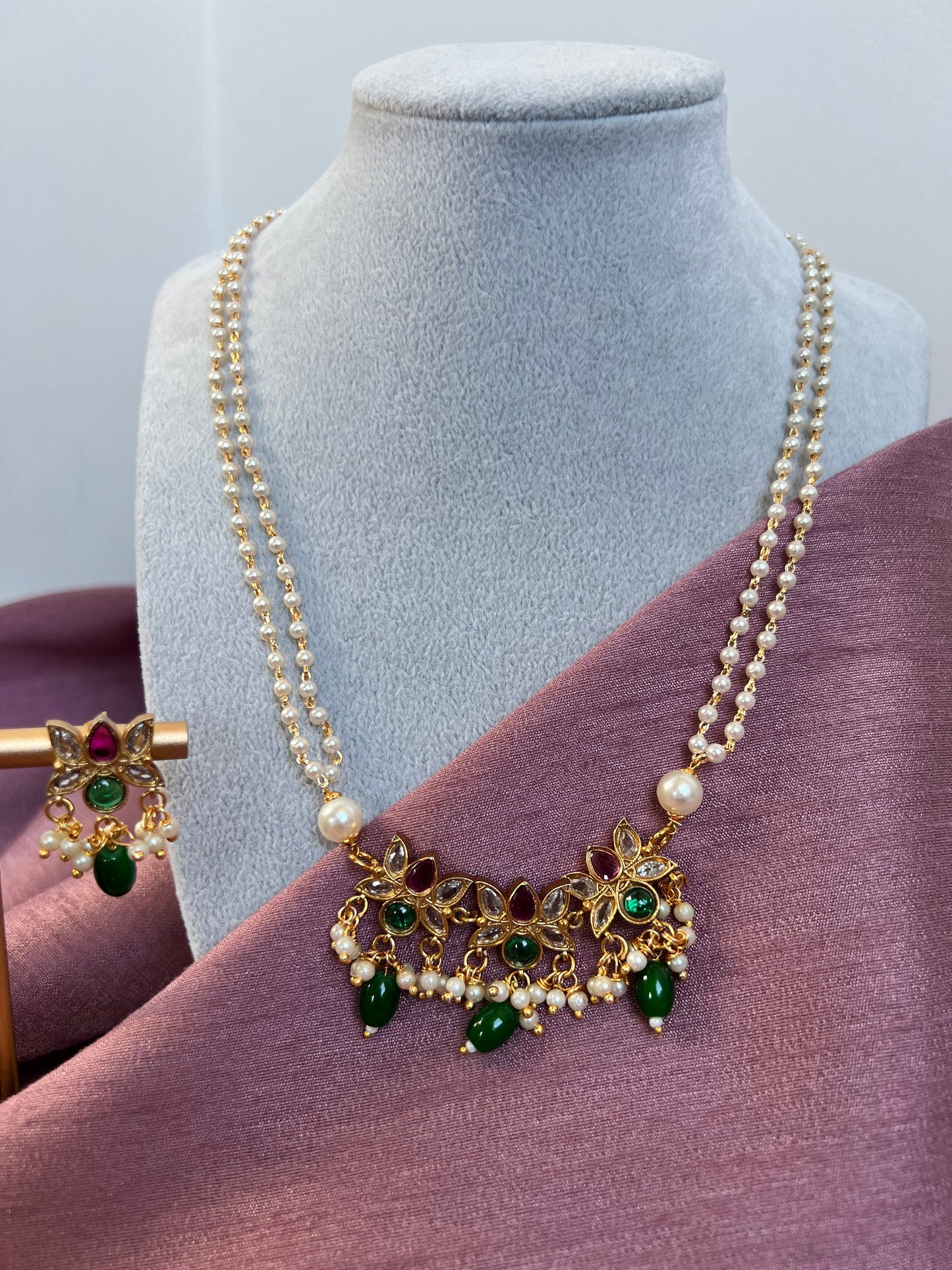 Short lotus motif necklace set in rubygreen with beaded chain and matching earrings N3009