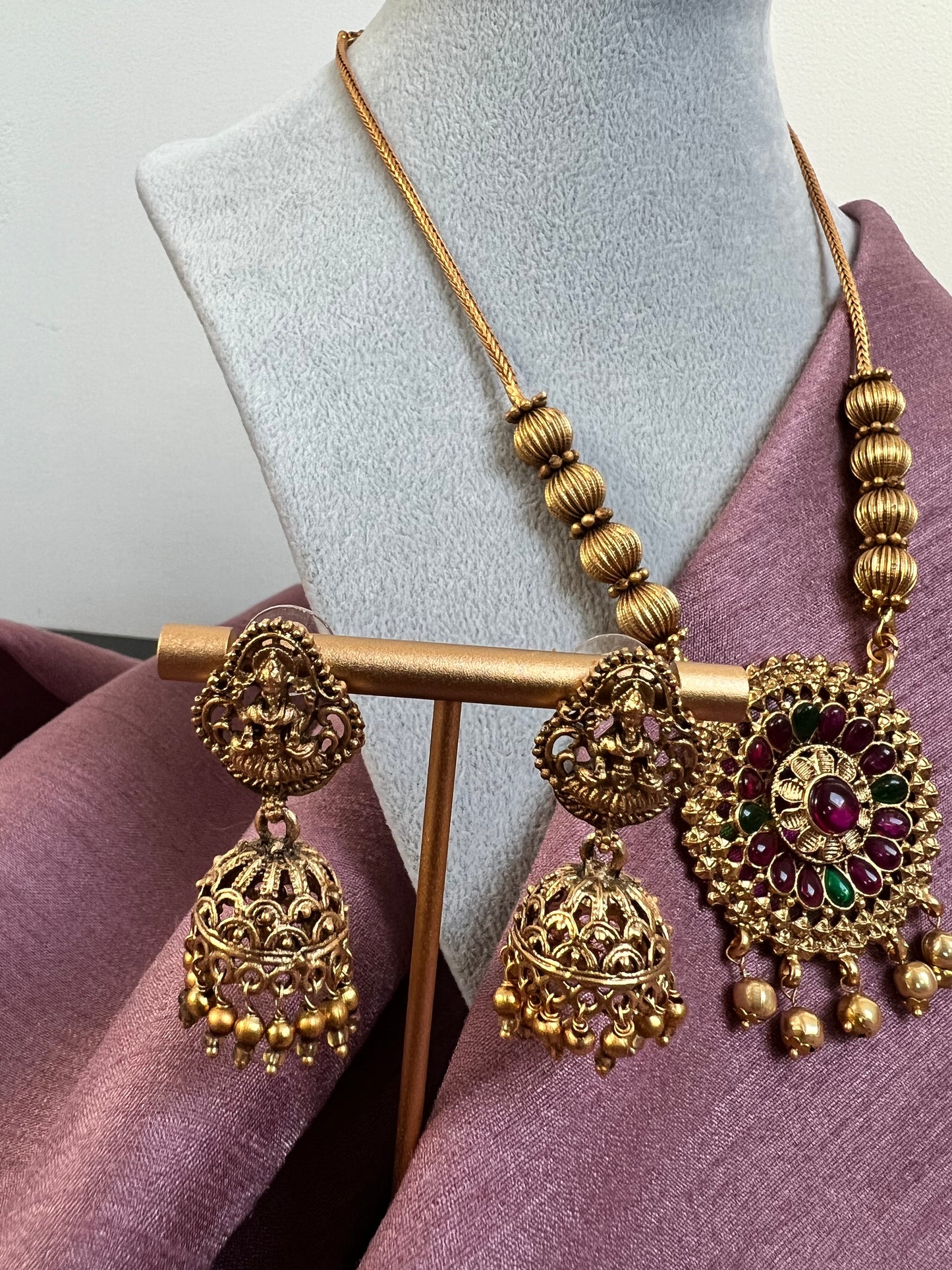 Short golden rubygreen round pendant necklace set with matching earrings N3005