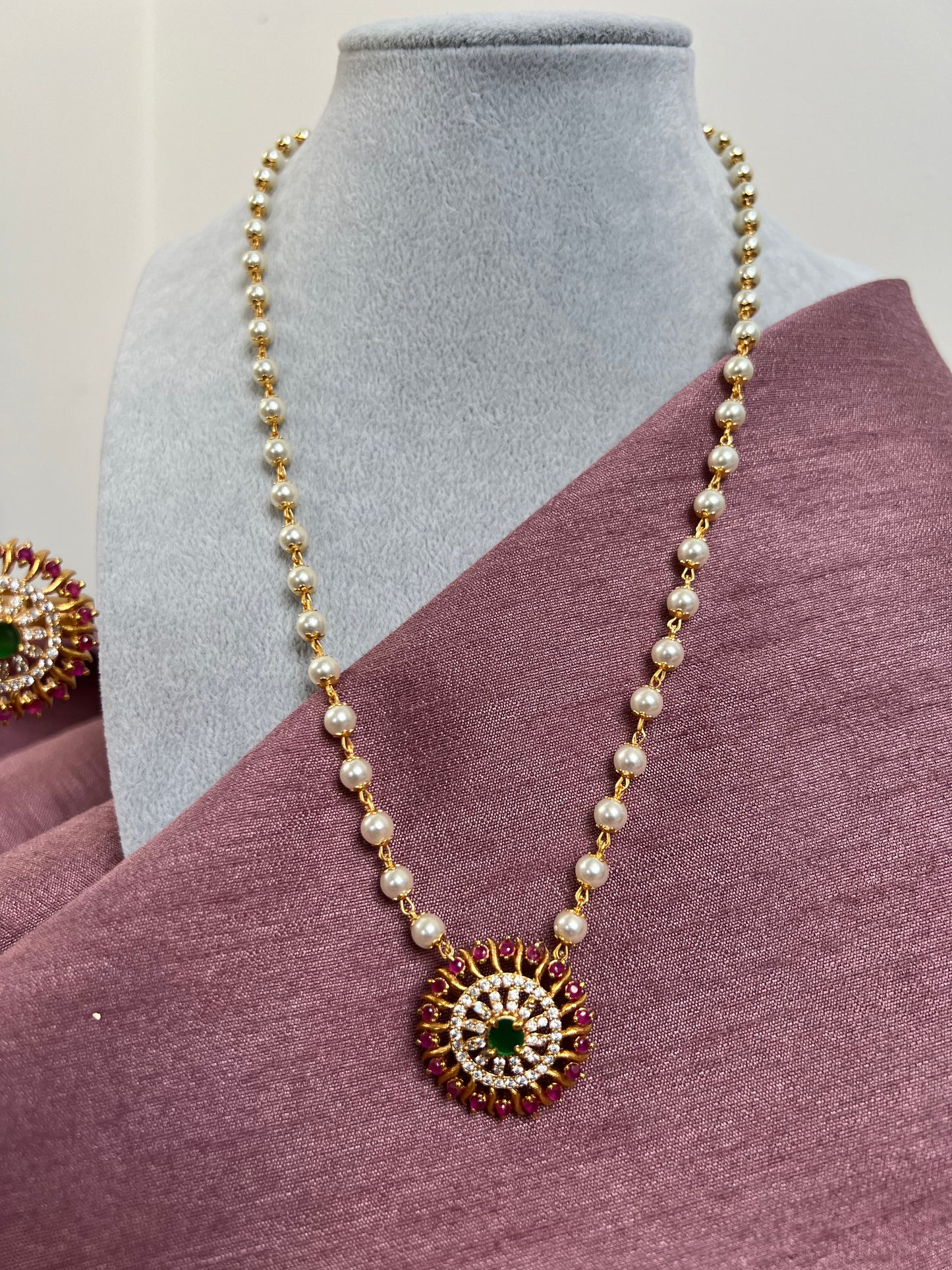 Simple short pearl chain pendant necklace in rubygreen with matching round earrings N3011