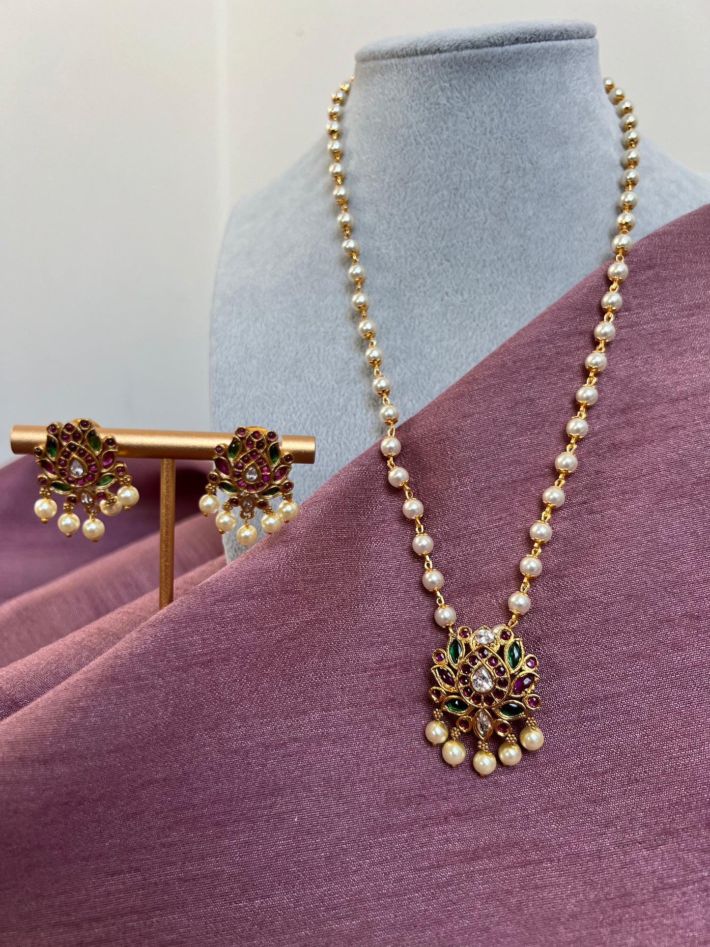 Short lotus flower necklace in rubygreen with earrings N3015