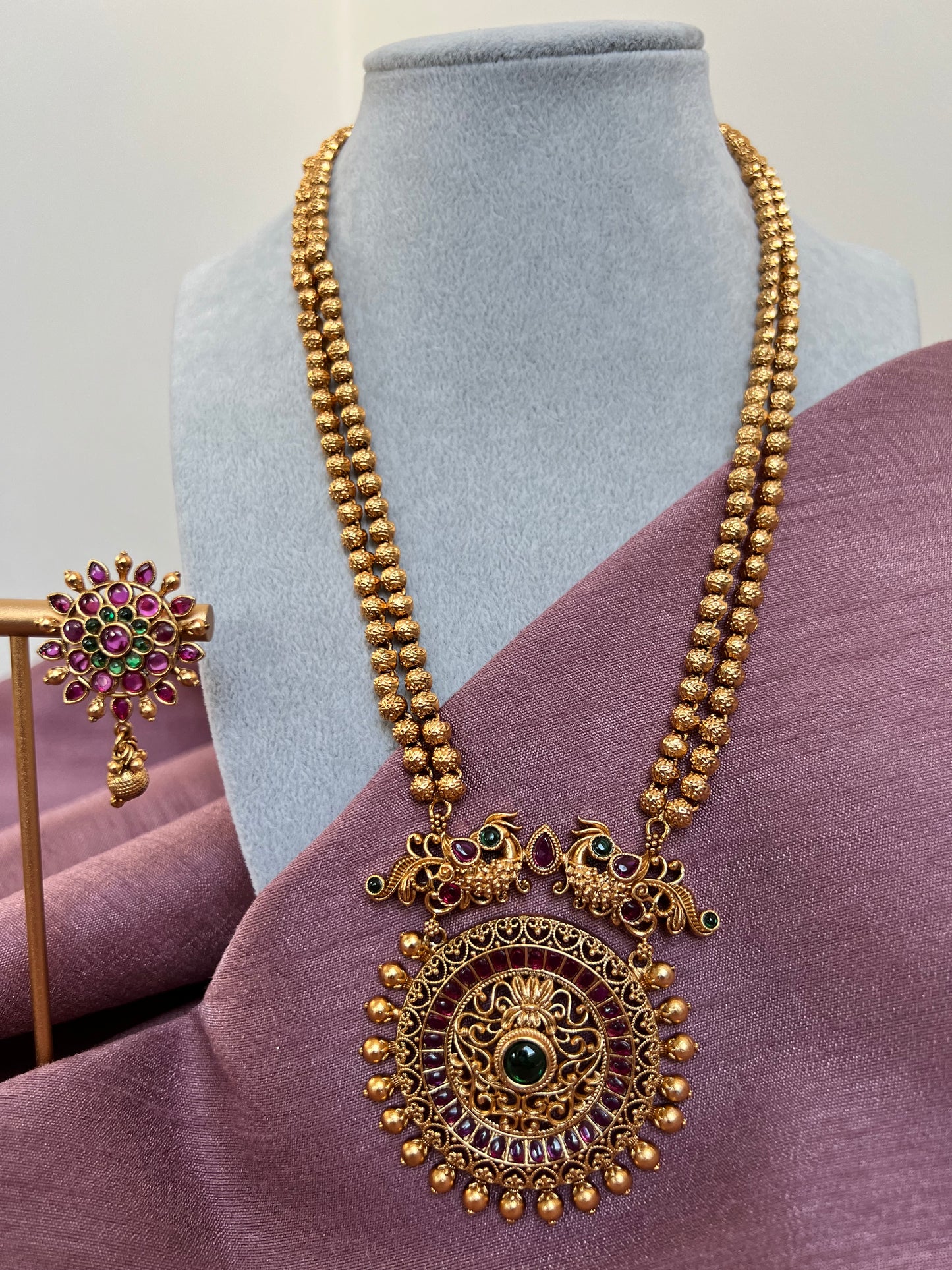 Matte antique gold necklace set in rubygreen with earrings N3016