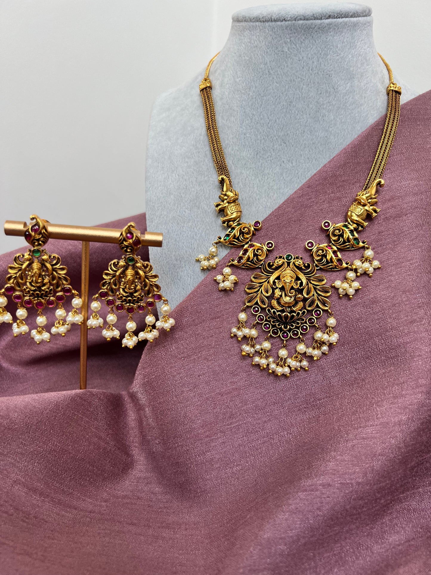 Antique temple short matte gold plated necklace with earrings N3028
