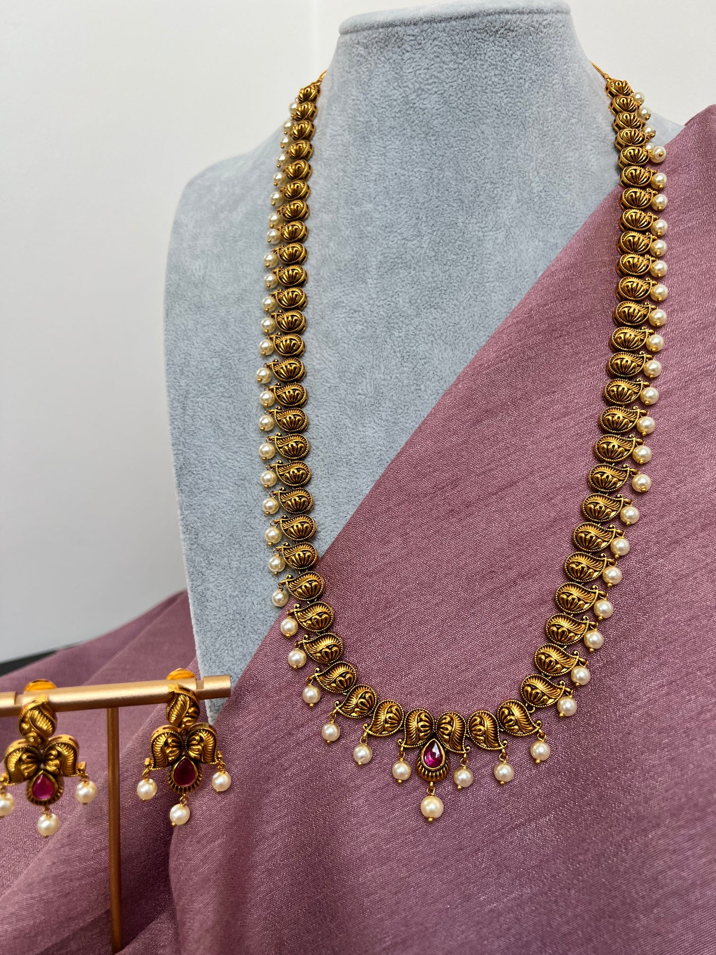 Antique long matte gold plated necklace with pearls and a ruby stone and matching earrings N3022