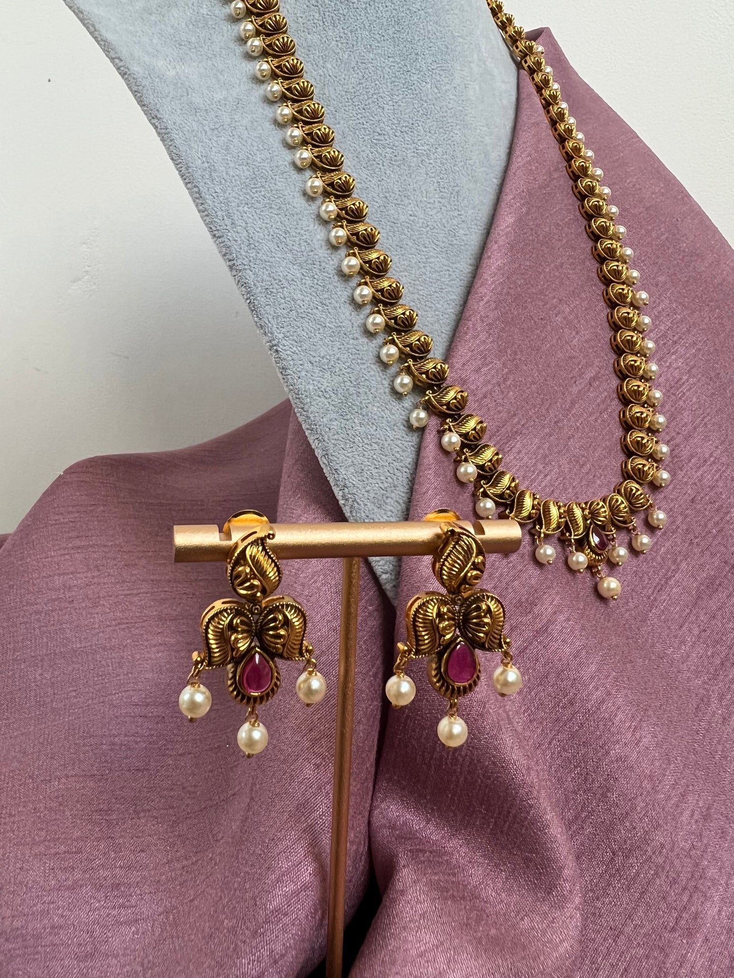 Antique long matte gold plated necklace with pearls and a ruby stone and matching earrings N3022