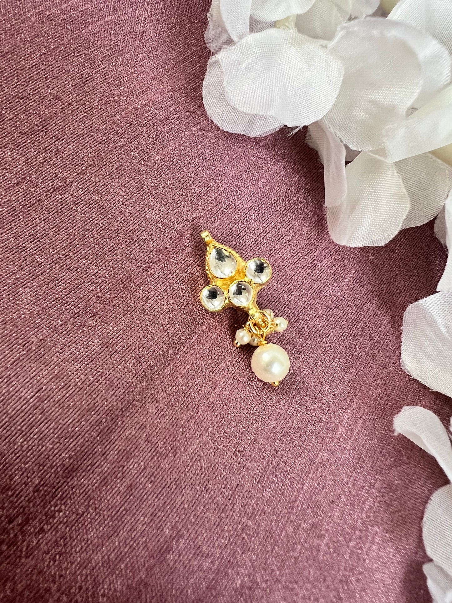 Kundan pressing nosestud with gold plating and a pearl NR3031