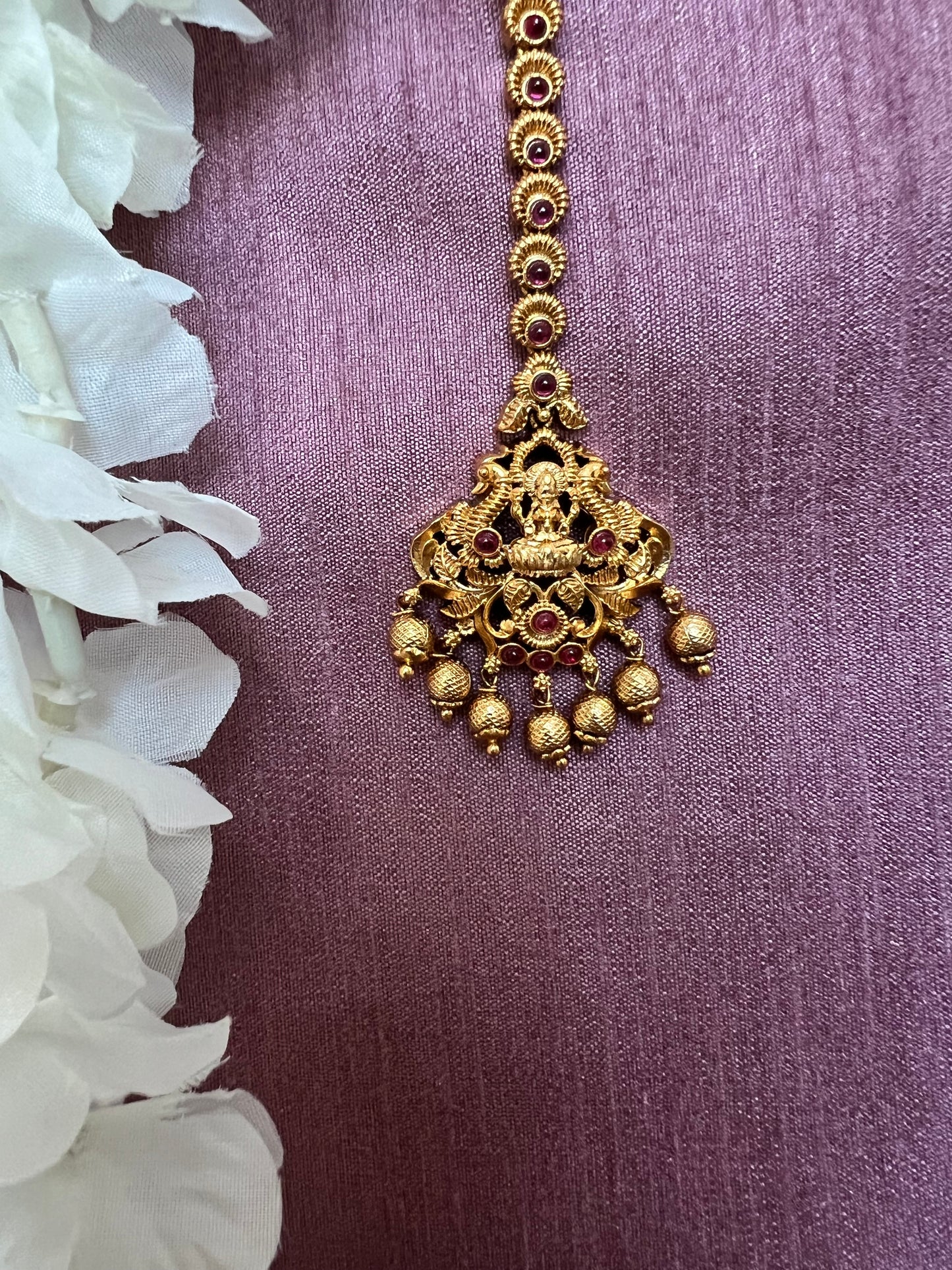 Antique temple ruby gold plated tikka T3016