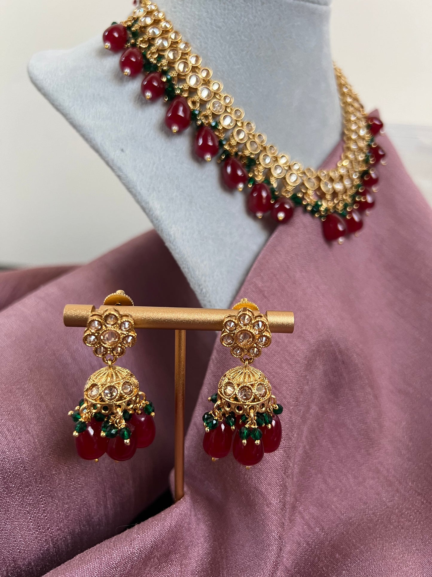 Short golden necklace with green and maroon beads and earrings N3045