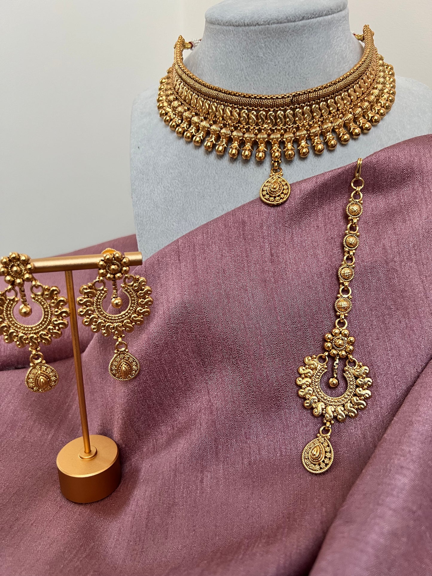 Golden choker necklace set with tikka and earring N3062