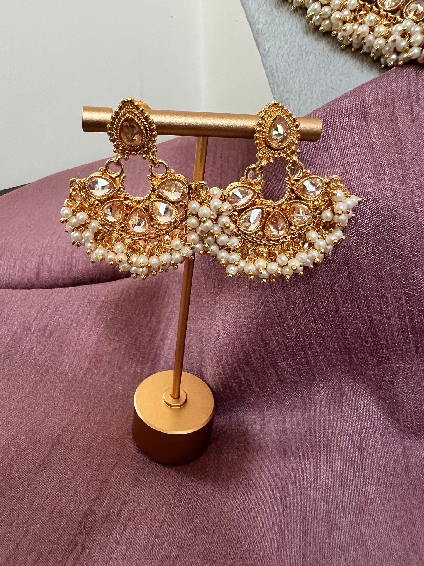 Short golden kundan necklace with pearls and earrings N3056