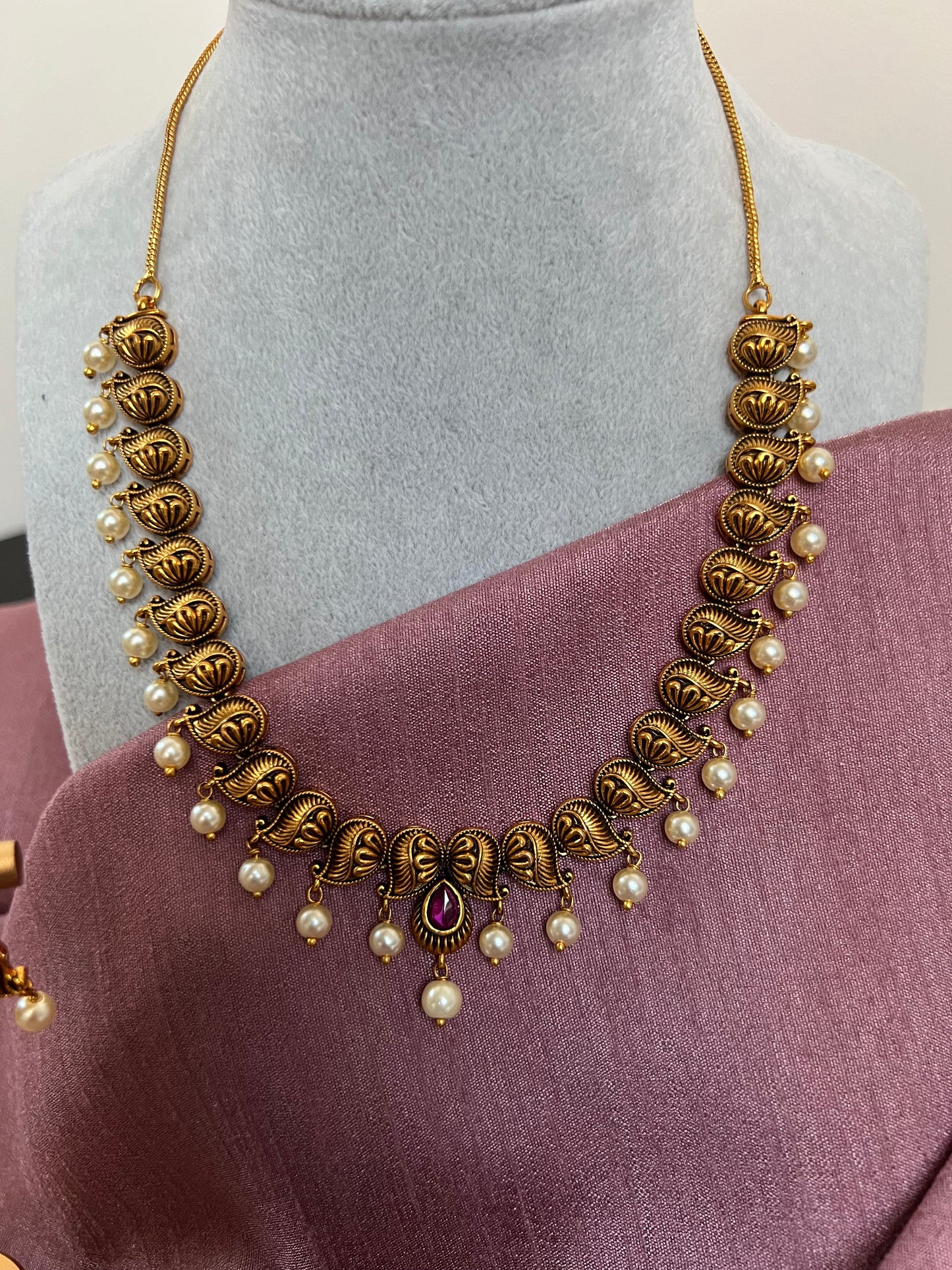 Antique moti mango shell ruby gold plated short necklace N3044