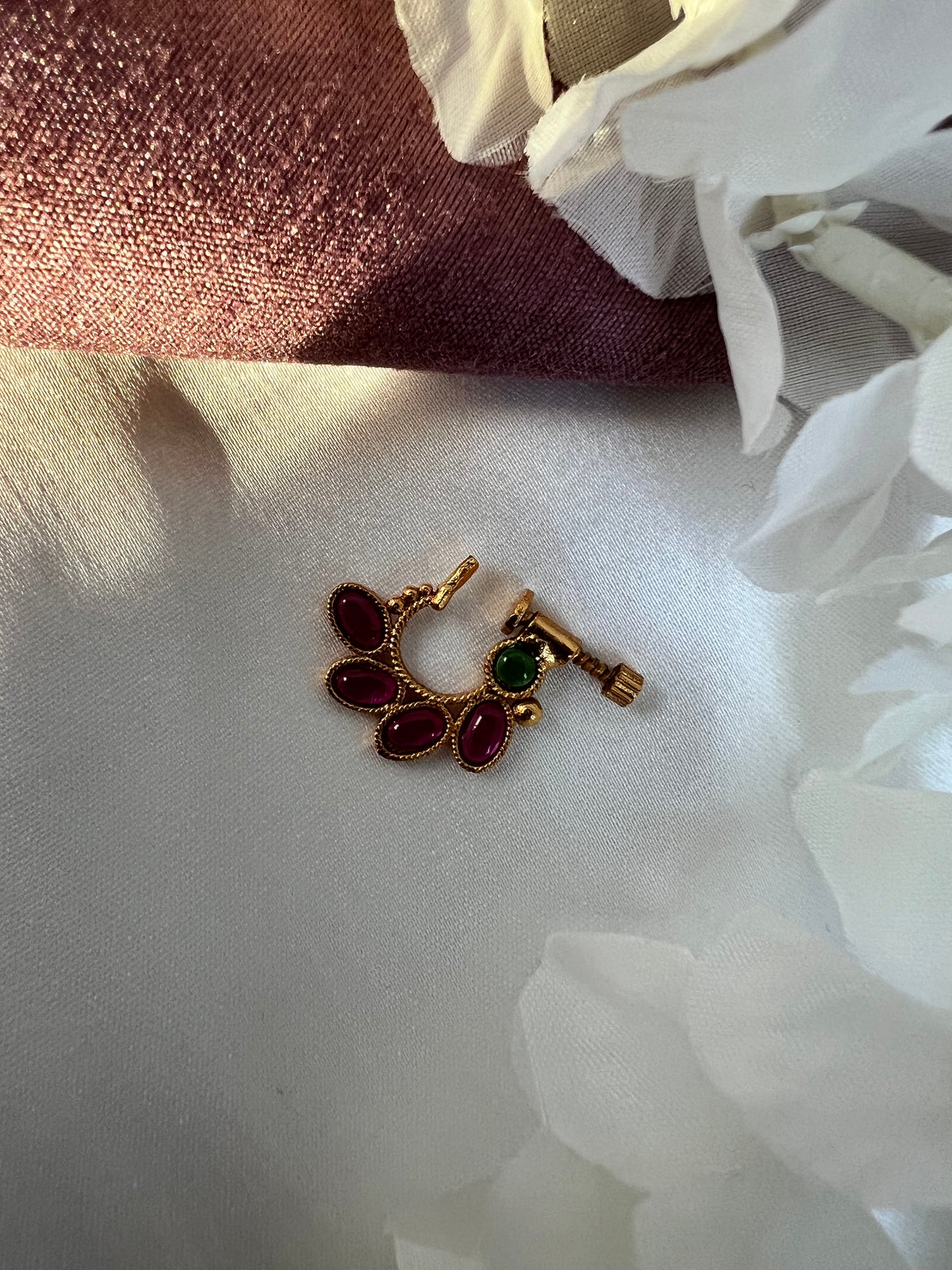 Antique gold plated rubygreen nosering NR3006