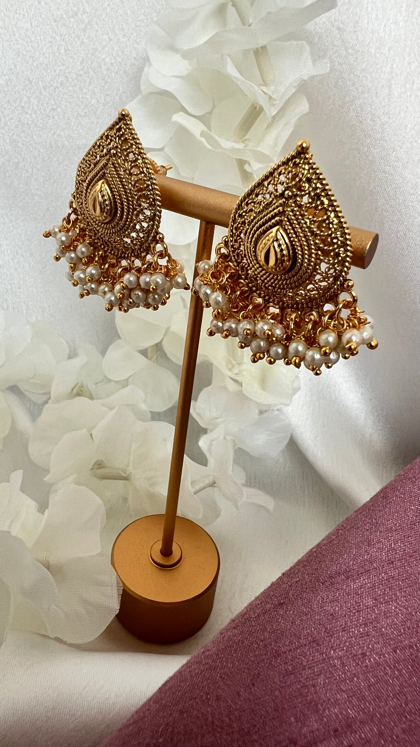 Antique gold plated earrings E3007