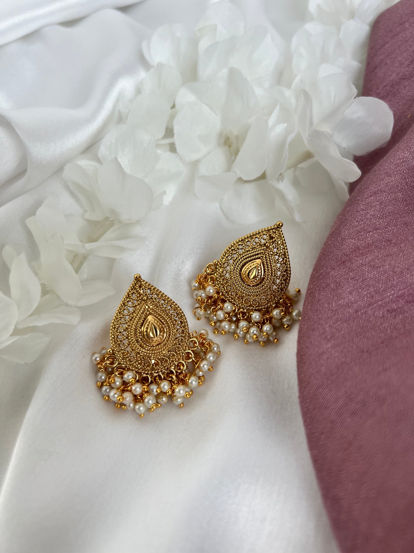 Antique gold plated earrings E3007