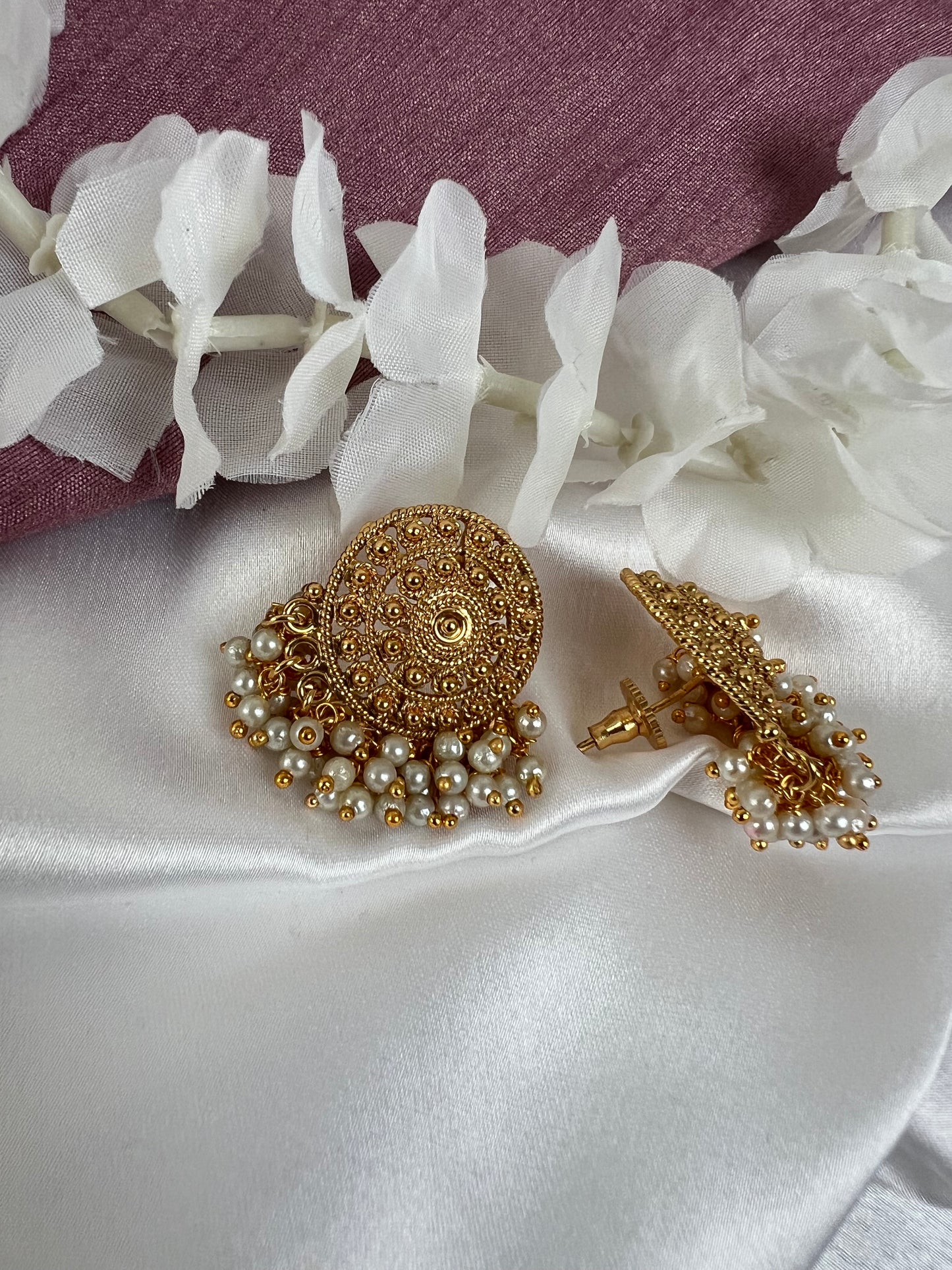 Antique gold plated short/stud earrings with hanging white pearls E3006