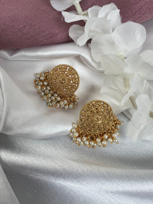 Antique gold plated short/stud earrings with hanging white pearls E3006