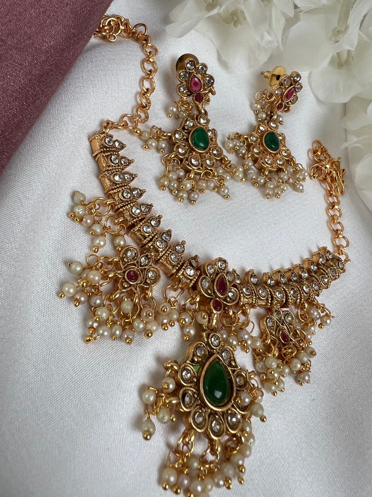 Guttapusalu choker necklace in green with matching earrings N3081