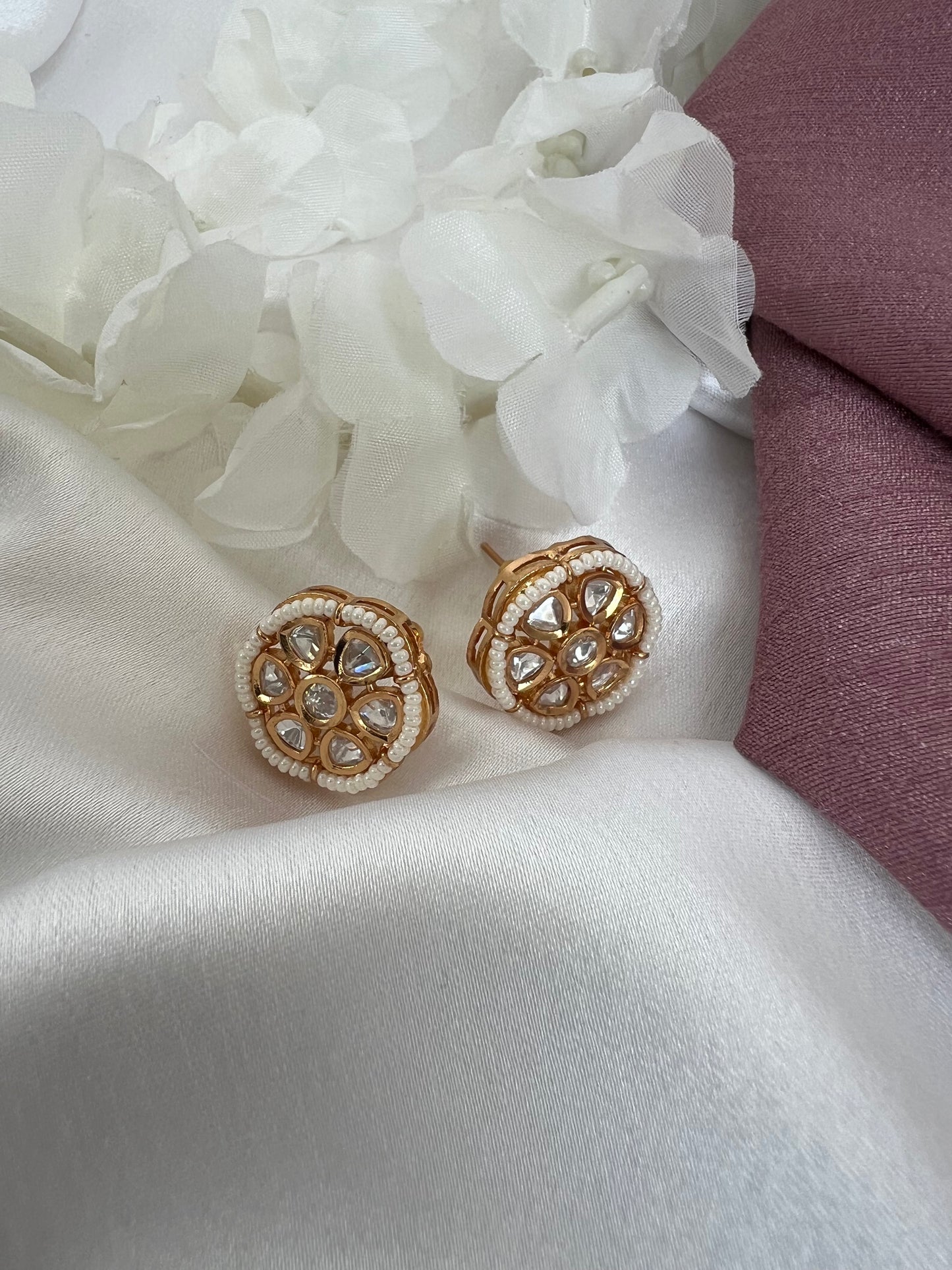 Round stud earrings with beads and stones E3031