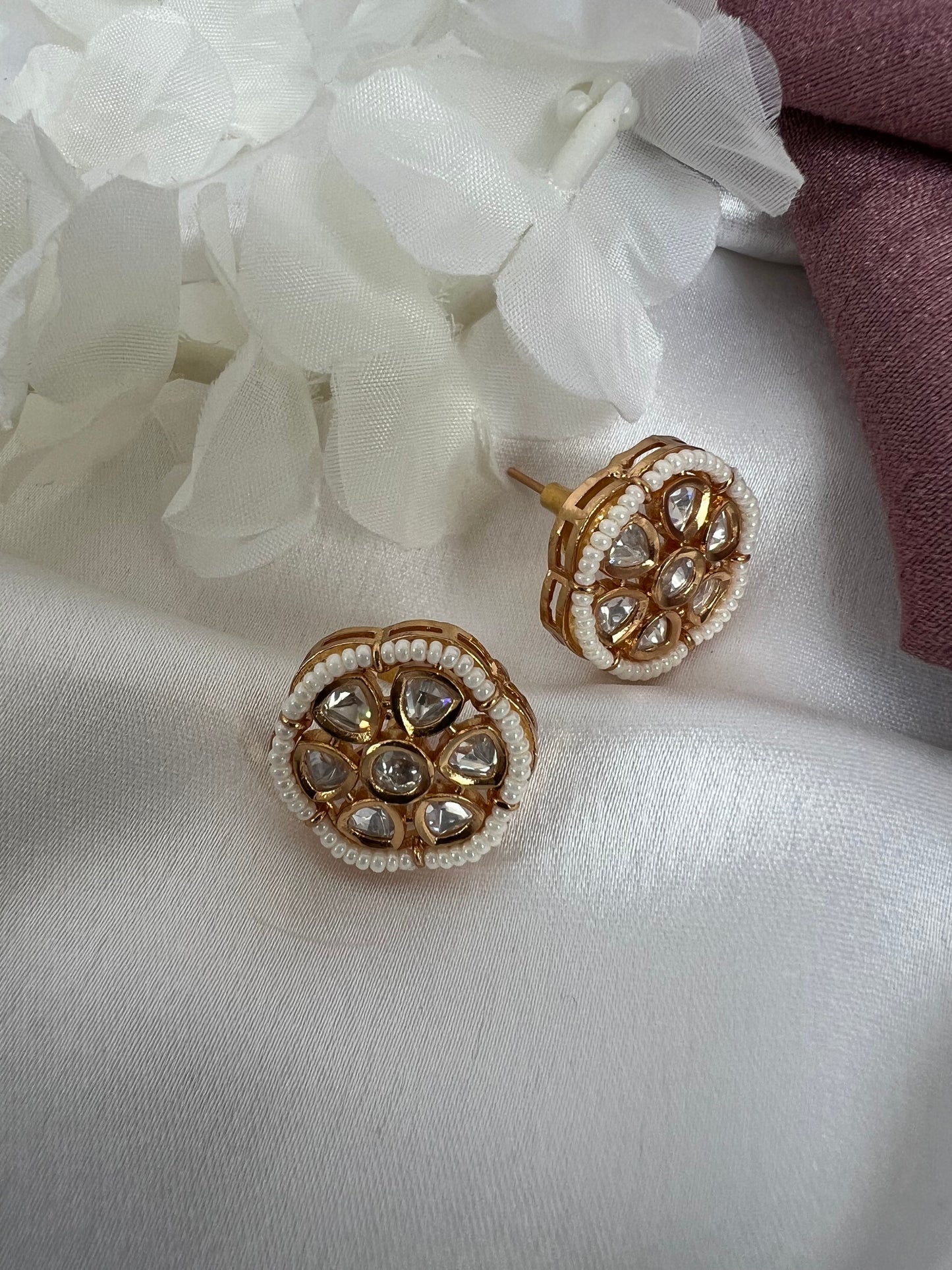 Round stud earrings with beads and stones E3031