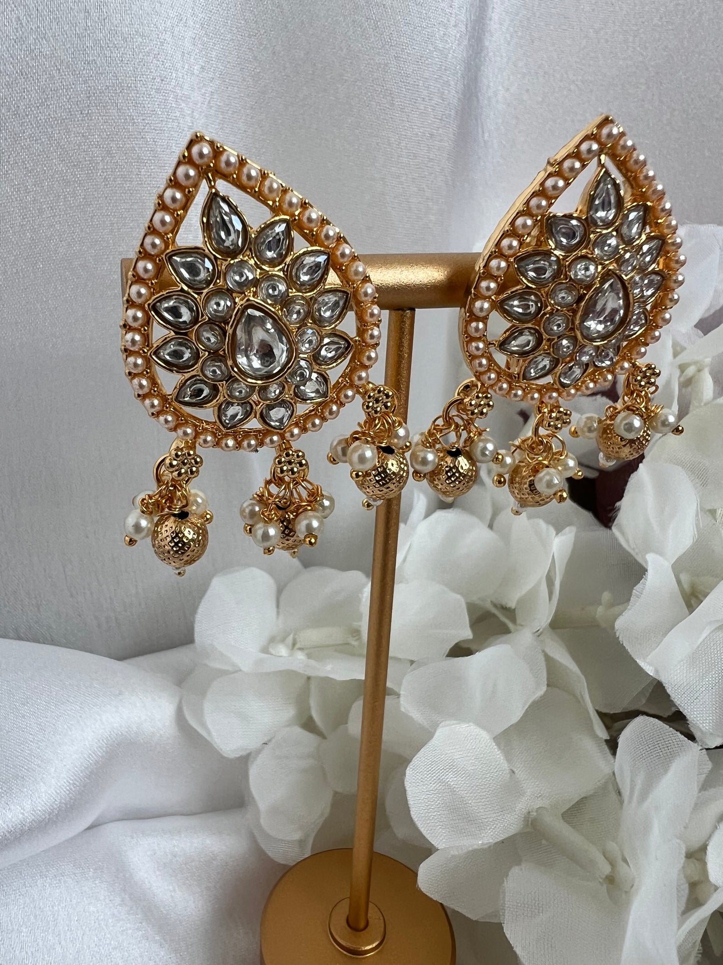 Large stud earrings with pearls and stones E3030