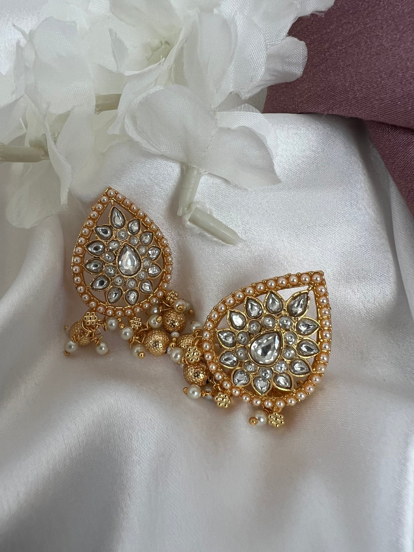 Large stud earrings with pearls and stones E3030