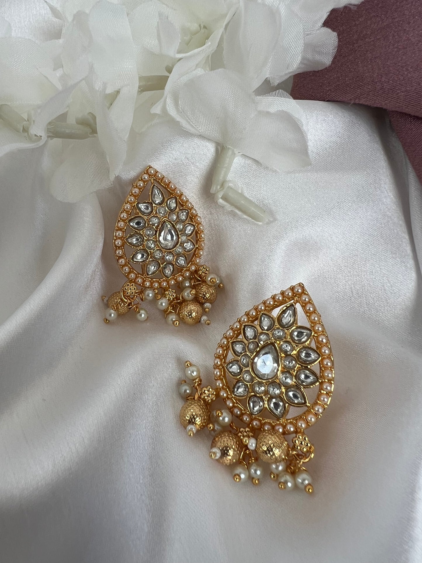 Large stud earrings with pearls and stones E3030