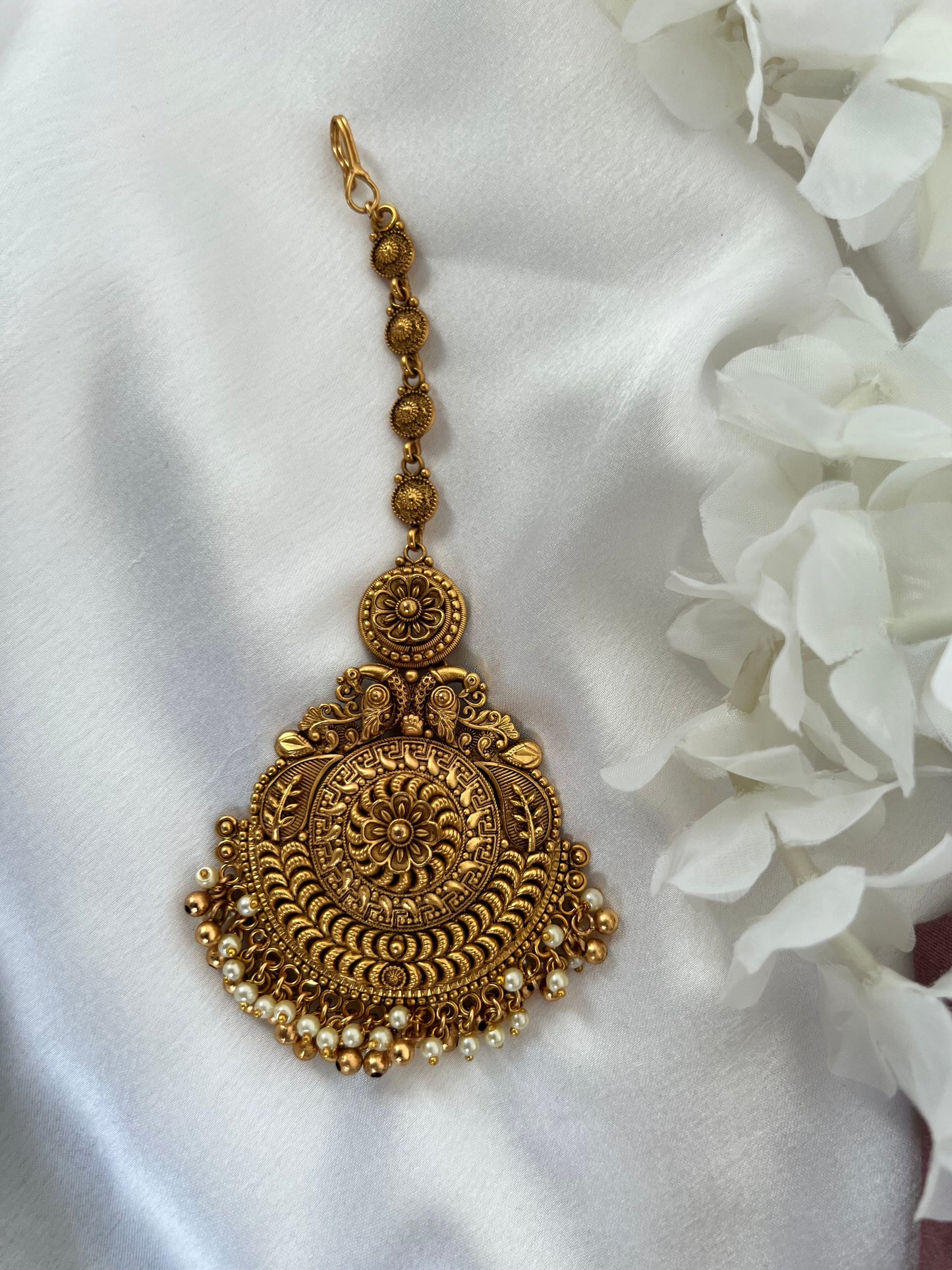 Statement tikka in gold with pearls T3021