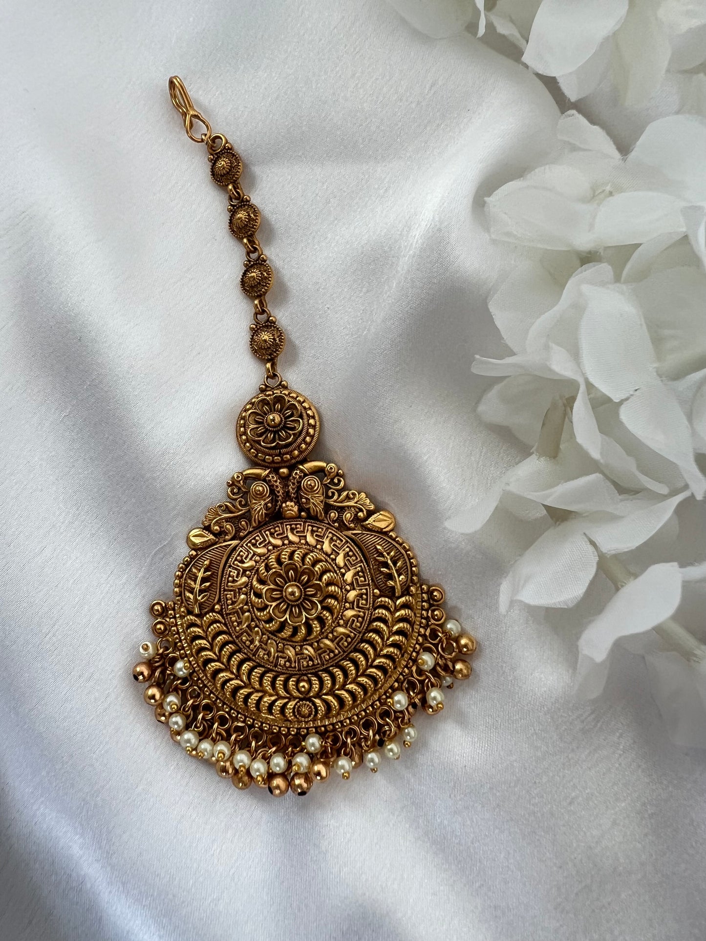 Statement tikka in gold with pearls T3021