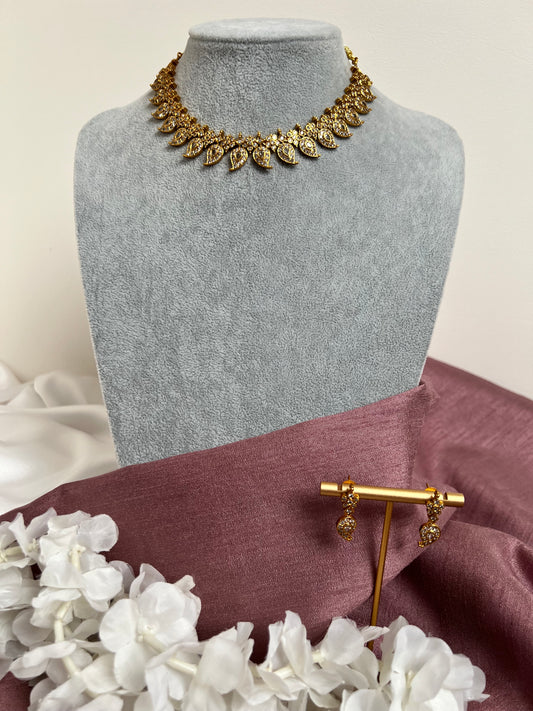 Short mango golden necklace with matching earrings N3174